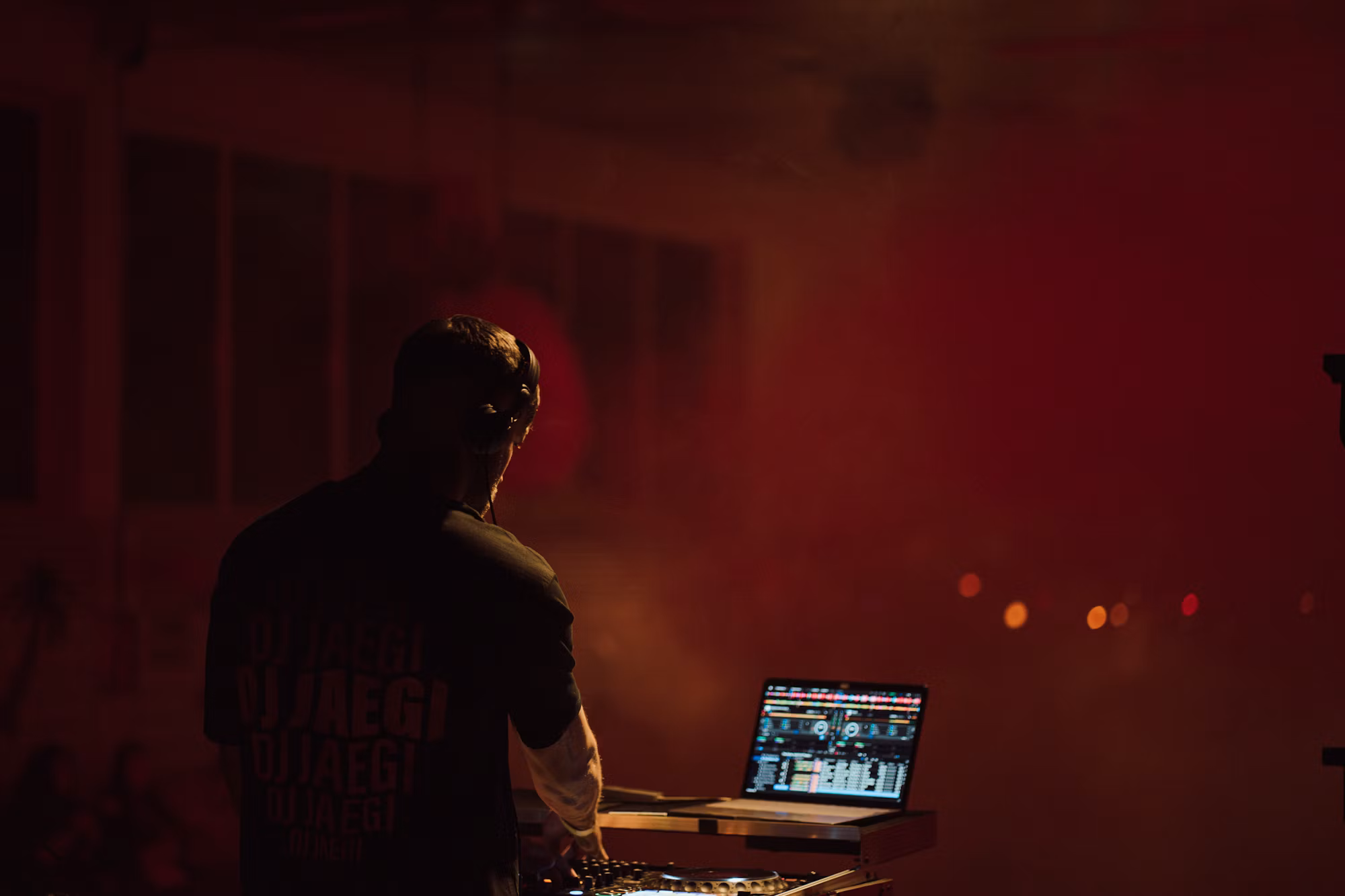 Exploring the Fusion of EDM and Live Instruments: The Evolution of Hybrid Performances